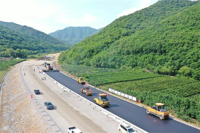 本桓高速公路十工區項目全面啟動瀝青路面施工，路橋附屬工程建筑勞務分包工作同步推進